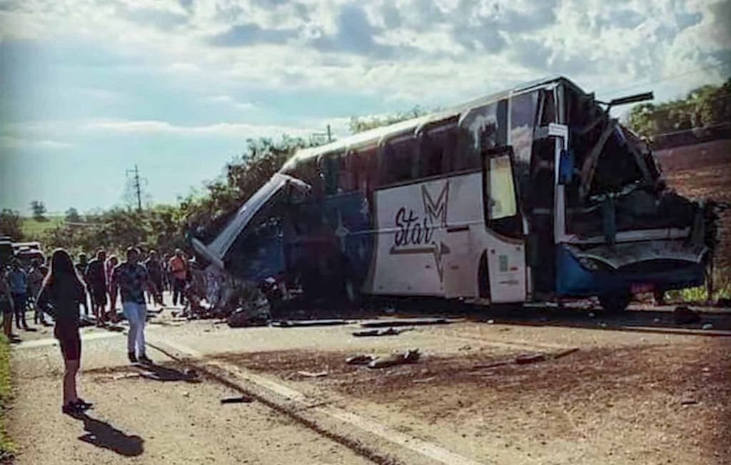 acidente entre ônibus e caminhão em SP 1