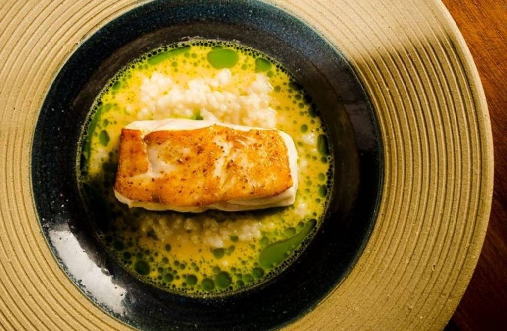 Prato de restaurante com peixe como proteína