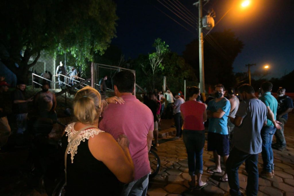 Familiares das vítimas do ônibus aguardam reconhecimento e liberação dos corpos no IML de Avaré 1
