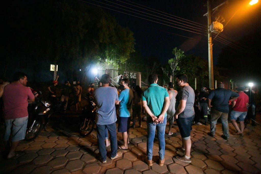 Familiares das vítimas do ônibus aguardam reconhecimento e liberação dos corpos no IML de Avaré 1