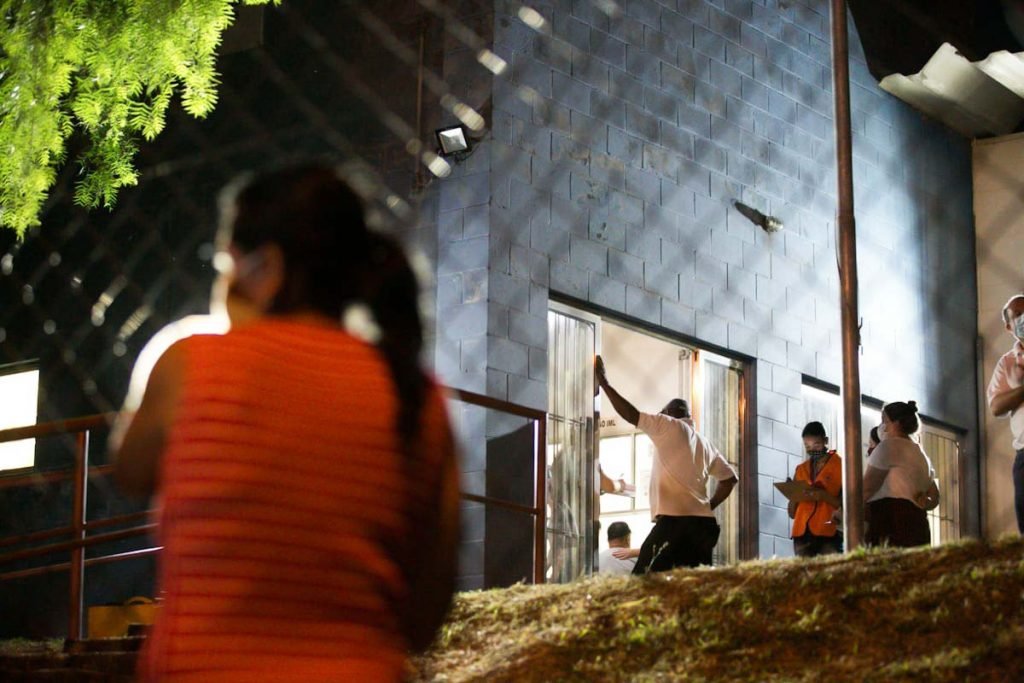 Familiares das vítimas do ônibus aguardam reconhecimento e liberação dos corpos no IML de Avaré 1