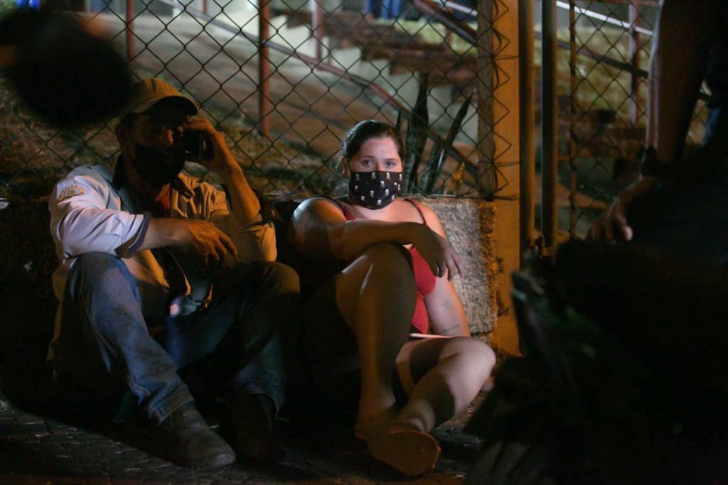 Familiares das vítimas do ônibus aguardam reconhecimento e liberação dos corpos no IML de Avaré 1