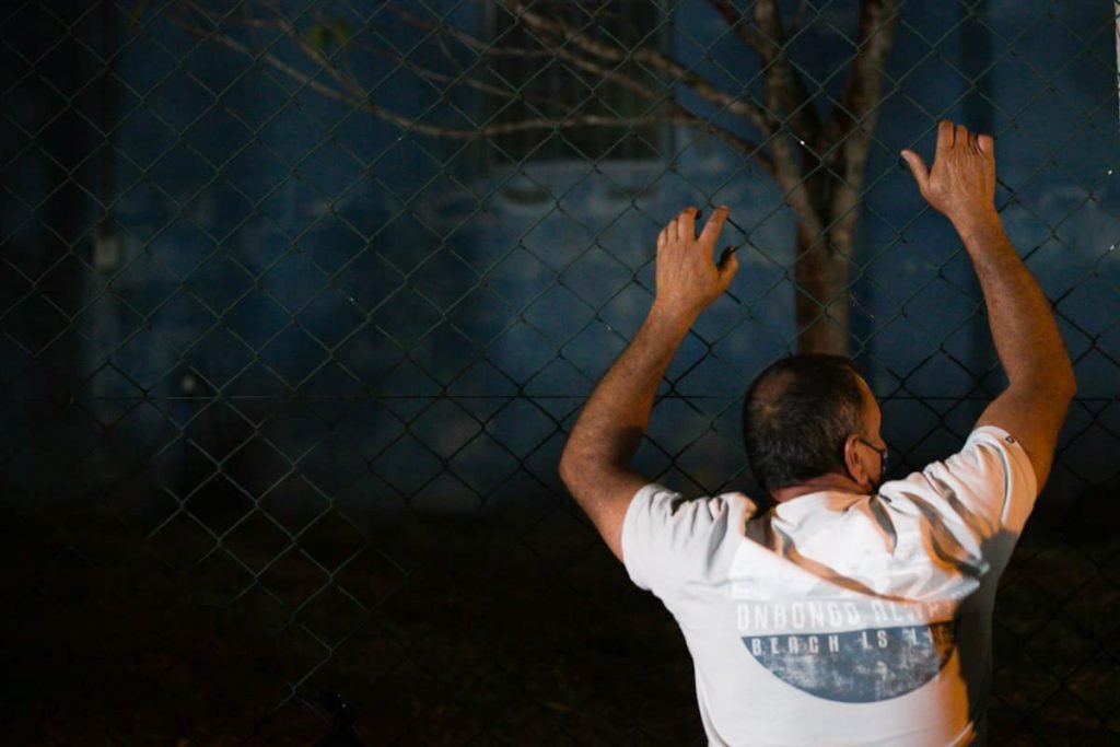 Familiares das vítimas do ônibus aguardam reconhecimento e liberação dos corpos no IML de Avaré 1