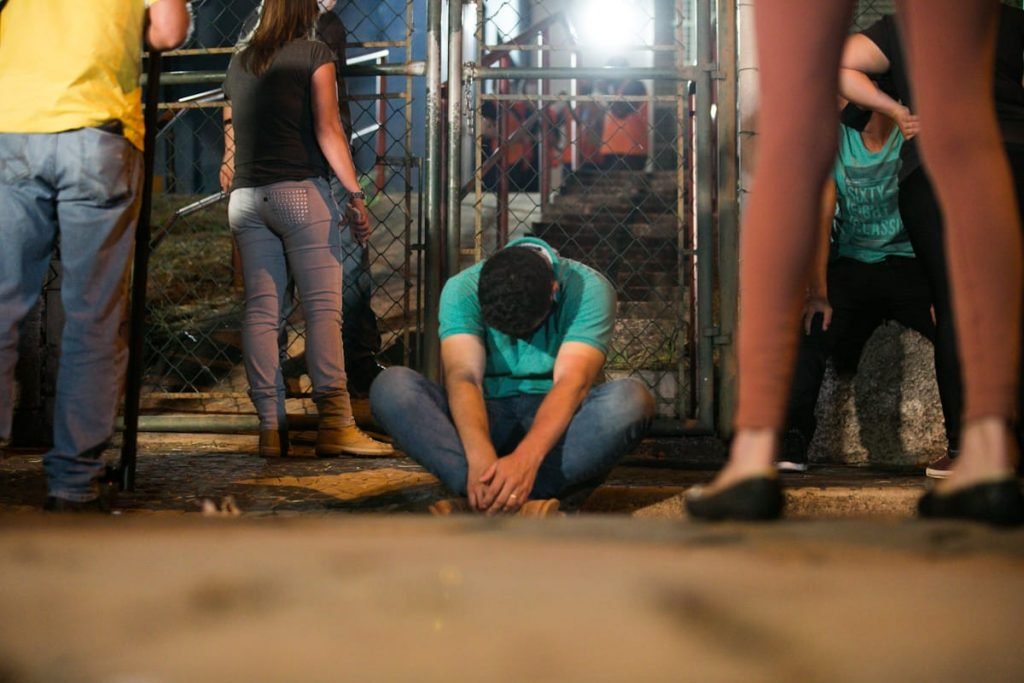 Familiares das vítimas do ônibus aguardam reconhecimento e liberação dos corpos no IML de Avaré 7