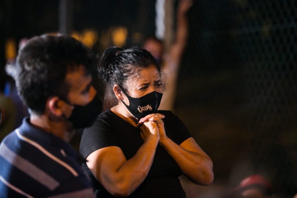 Familiares das vítimas do ônibus aguardam reconhecimento e liberação dos corpos no IML de Avaré 7