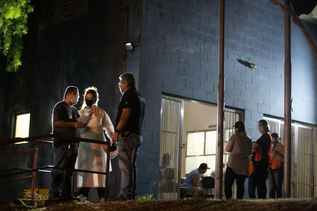 Familiares das vítimas do ônibus aguardam reconhecimento e liberação dos corpos no IML de Avaré 7