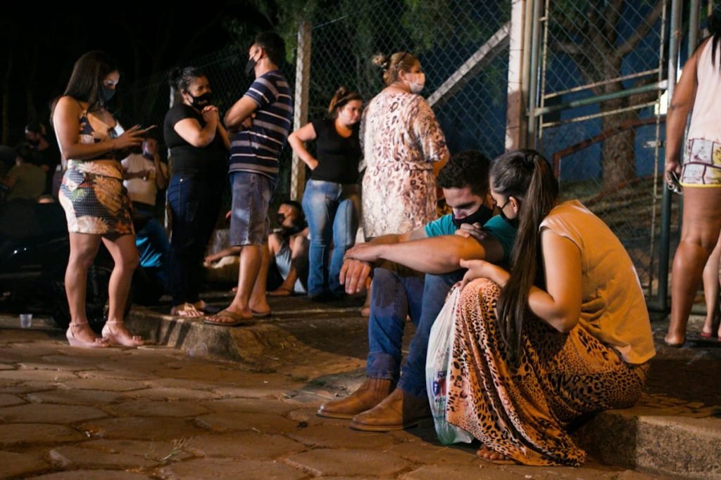 Familiares das vítimas do ônibus aguardam reconhecimento e liberação dos corpos no IML de Avaré 7