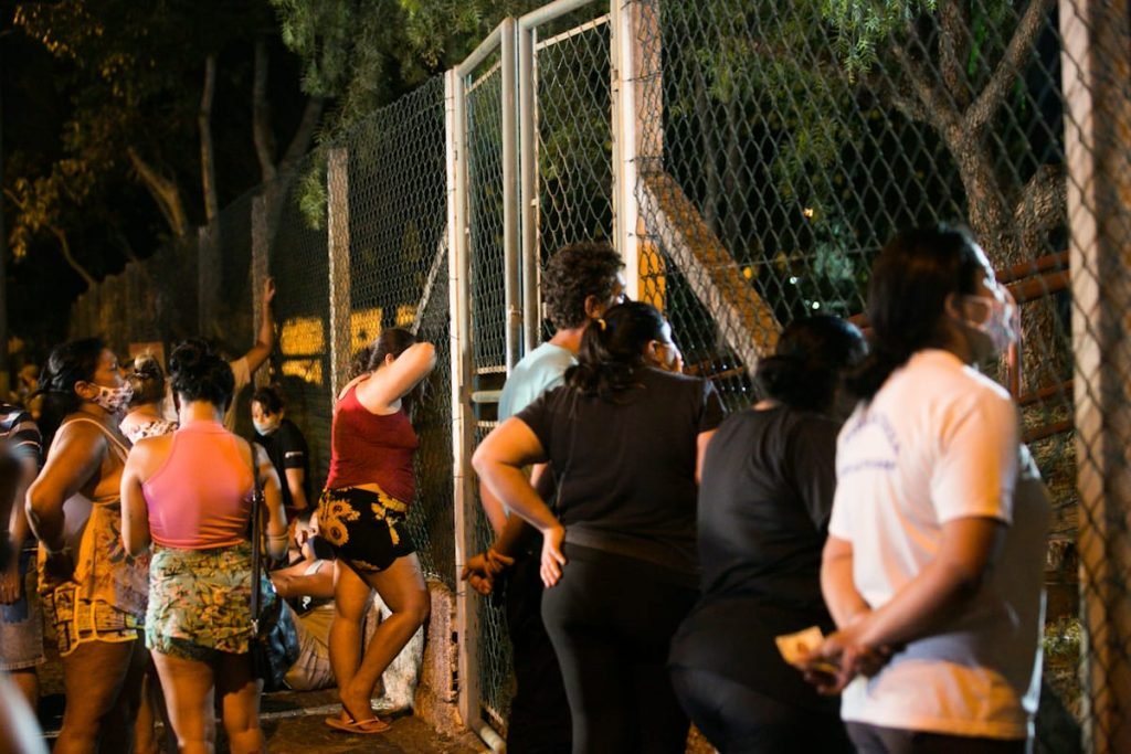 Familiares das vítimas do ônibus aguardam reconhecimento e liberação dos corpos no IML de Avaré 7
