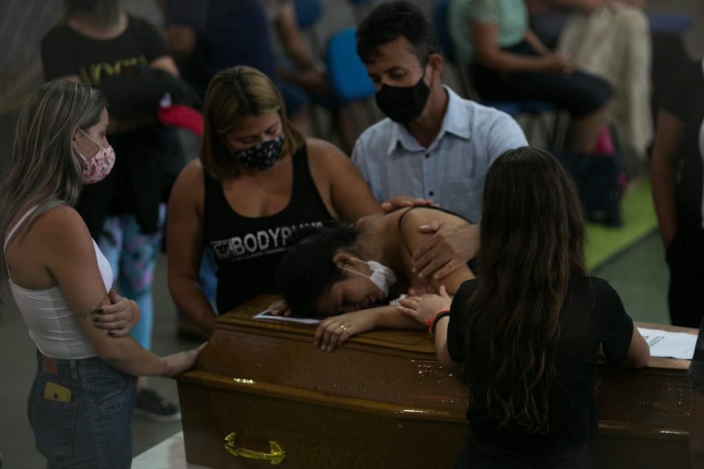 Velórios em ginásio de Avaré (SP)