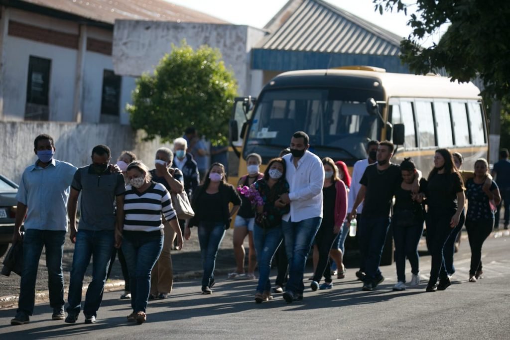 Velórios em ginásio de Avaré (SP)