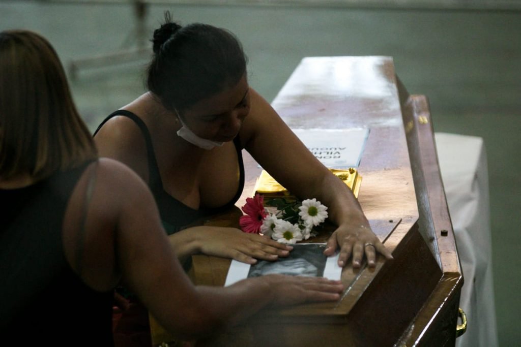 mulher chora em velório