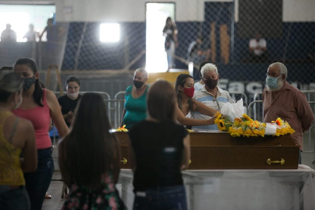 Velórios em ginásio de Avaré (SP)
