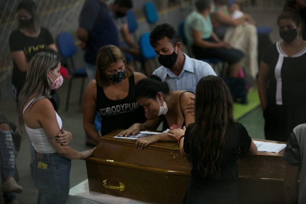 mulher chora em Velórios em ginásio de Avaré (SP)