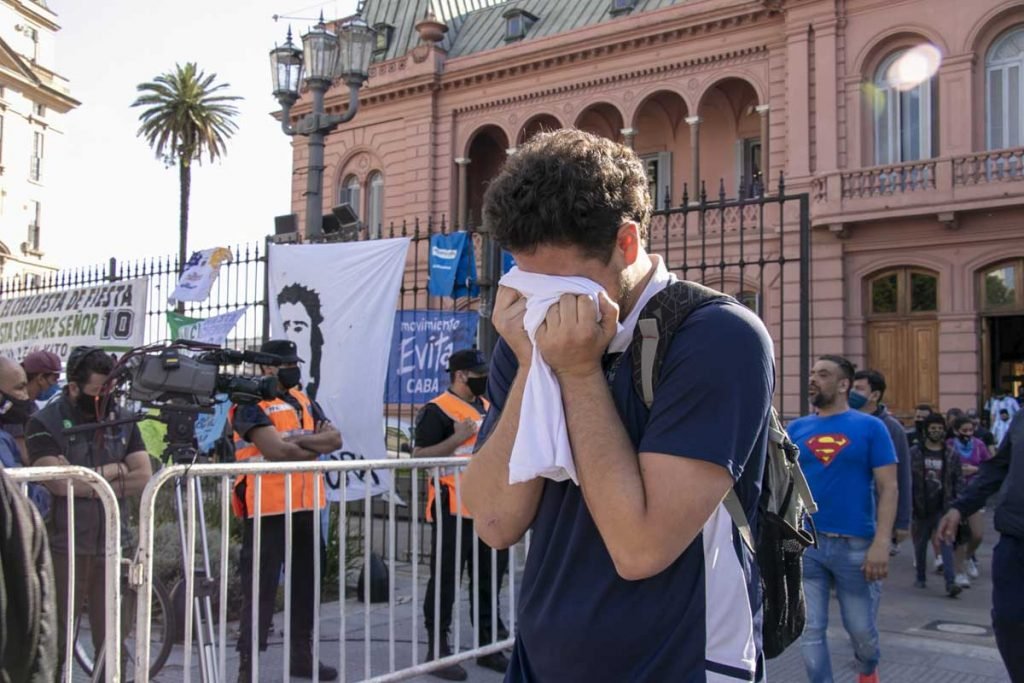 Fãs do ex-jogador Diego Armando Maradona se concentram em frente aos portões da Casa Rosada, sede do governo argentino, na capital Buenos Aires