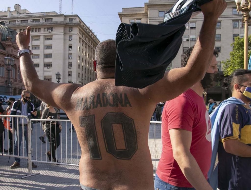 Fãs do ex-jogador Diego Armando Maradona se concentram em frente aos portões da Casa Rosada, sede do governo argentino, na capital Buenos Aires