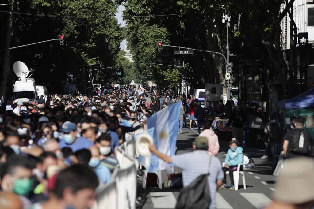 Fãs do ex-jogador Diego Armando Maradona se concentram em frente aos portões da Casa Rosada, sede do governo argentino, na capital Buenos Aires