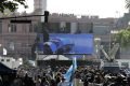 Fãs do ex-jogador Diego Armando Maradona se concentram em frente aos portões da Casa Rosada, sede do governo argentino, na capital Buenos Aires