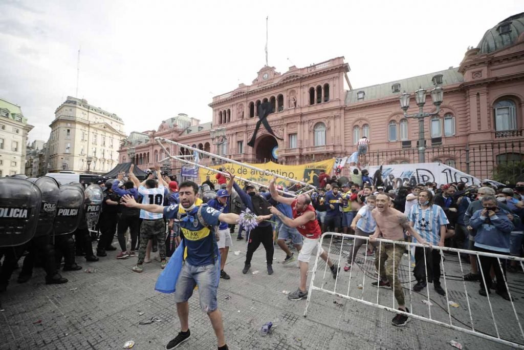 Fãs do ex-jogador Diego Armando Maradona se concentram em frente aos portões da Casa Rosada, sede do governo argentino, na capital Buenos Aires