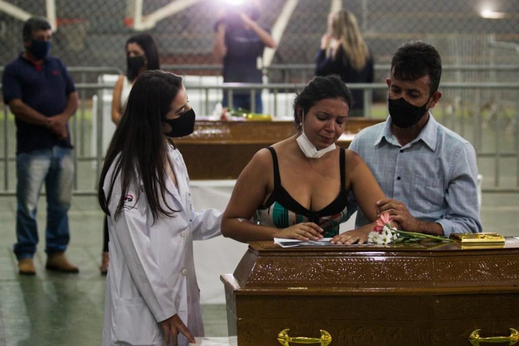 Velório do marido e da mãe de Sônia Vilhena, 23. O marido é Ronivan Vilhena Augusto-15-4