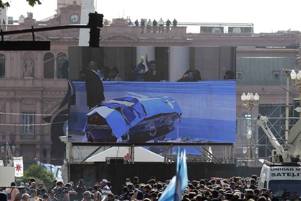 Fãs do ex-jogador Diego Armando Maradona se concentram em frente aos portões da Casa Rosada, sede do governo argentino, na capital Buenos Aires