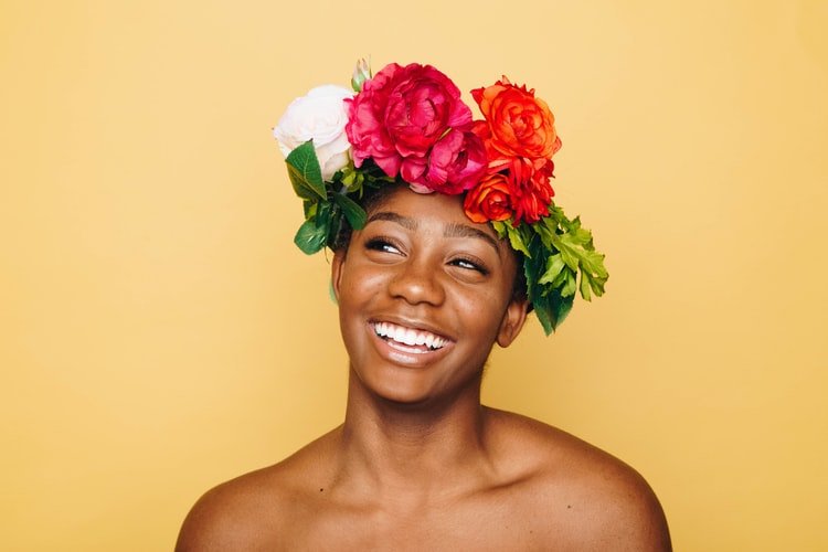 mulher negra com flores na cabeça