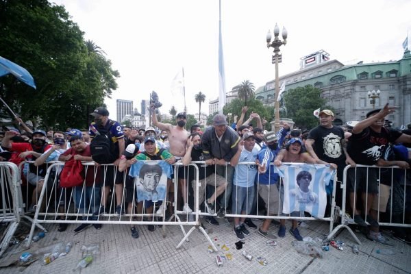 Tumulto na frente do velório de Maradona