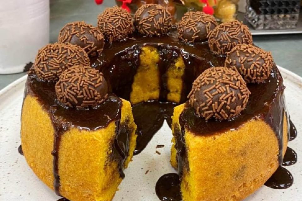 Delicioso! Faça o bolo de cenoura recheado de brigadeiro da Ana Maria