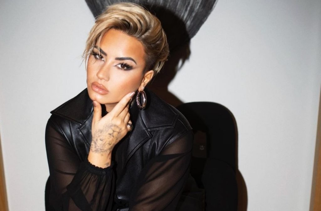 artista demi lovato com novo corte de cabelo curto e loiro