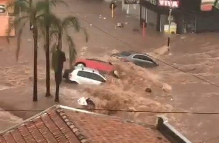 Vídeos: enxurrada arrasta 26 carros e destrói ruas no interior de SP
