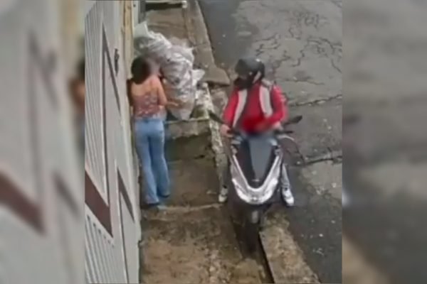 Motociclista se masturba diante de jovem à luz do dia e gera indignação