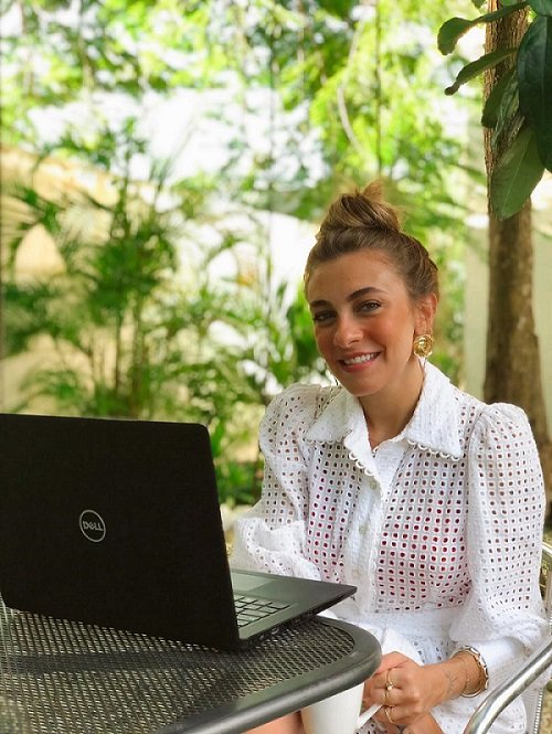 mulher loira trabalhando em frente ao computador