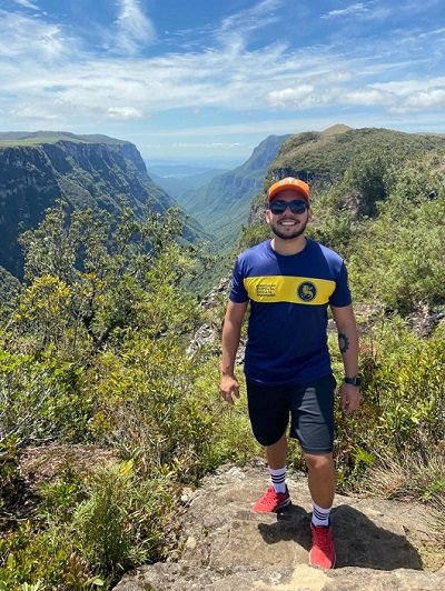 homem no topo de montanha