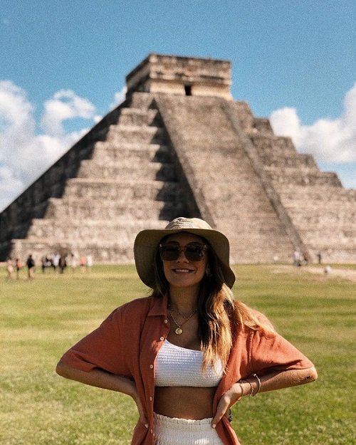 mulher em frente a monumento