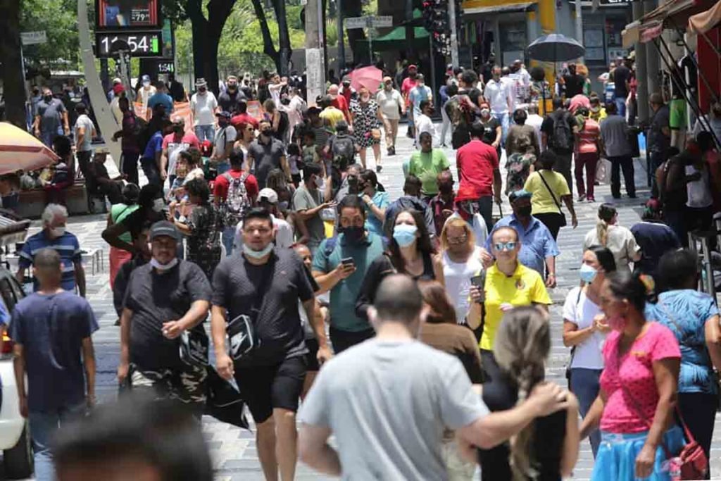 Calçada lotada de pedestres em São Paulo