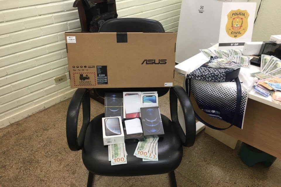computadores e celulares em cima de uma cadeira