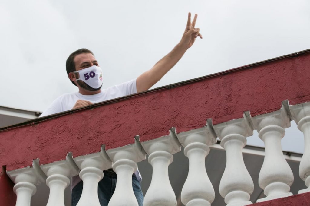 Guilherme Boulos cumprimenta apoiadores da varanda de sua residência 4
