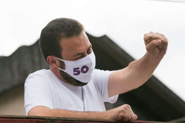 Guilherme Boulos cumprimenta apoiadores da varanda de sua residência 4