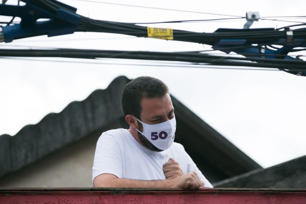 Guilherme Boulos cumprimenta apoiadores da varanda de sua residência 4
