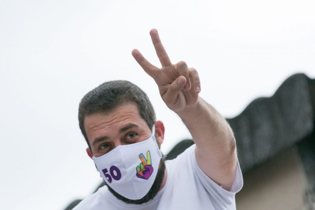 Guilherme Boulos cumprimenta apoiadores da varanda de sua residência 4
