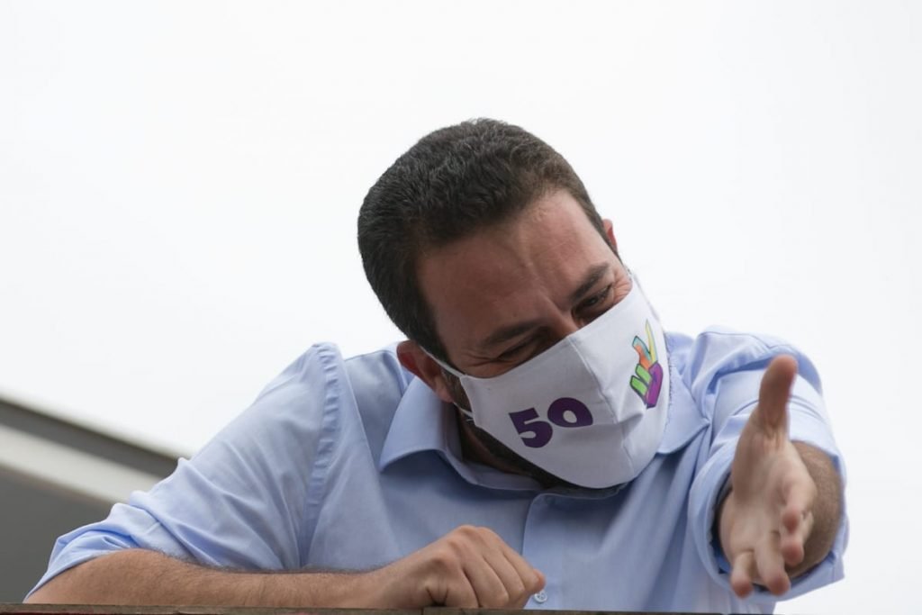 Guilherme Boulos cumprimenta apoiadores da varanda de sua residência 4