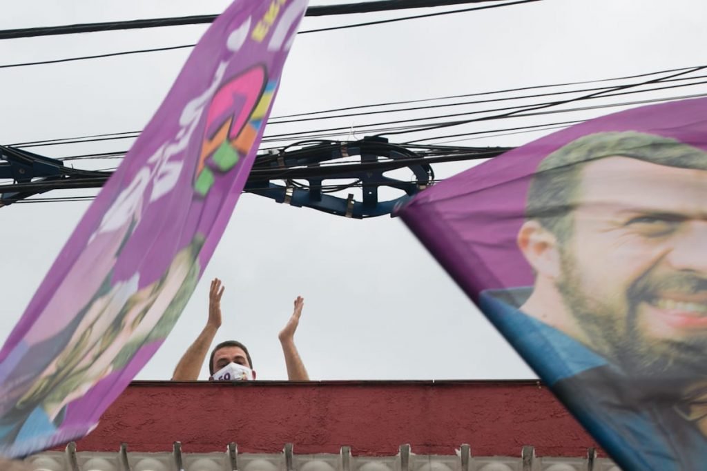 Guilherme Boulos cumprimenta apoiadores da varanda de sua residência 4