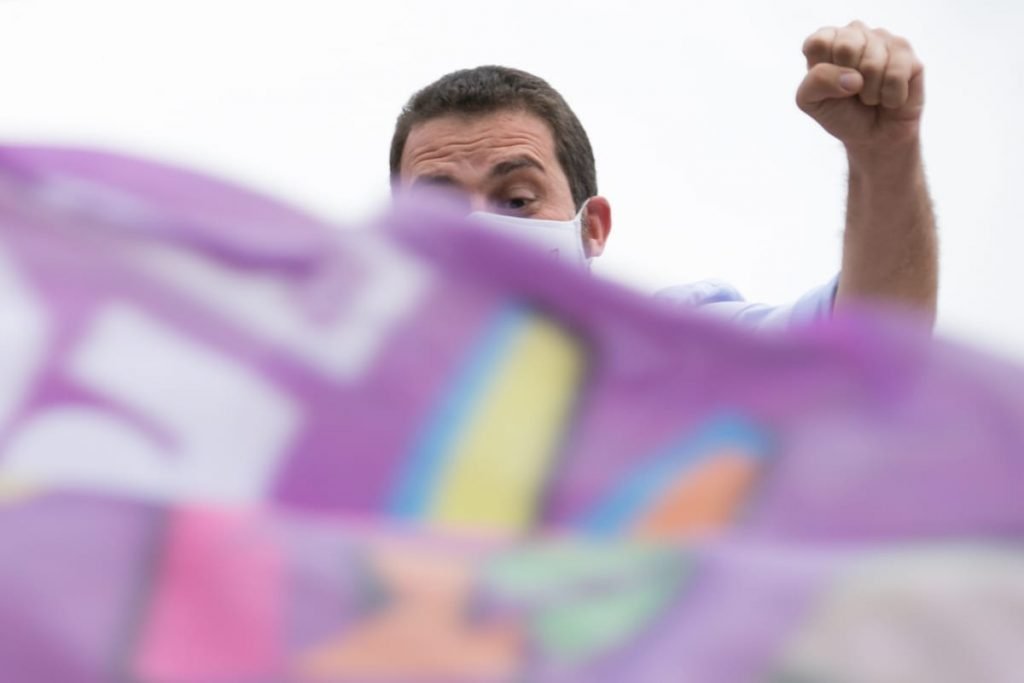 Guilherme Boulos cumprimenta apoiadores da varanda de sua residência 4