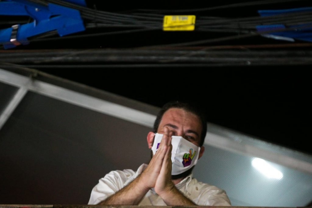 Guilhermr Boulos aparece na varanda e agradece o apoio 3