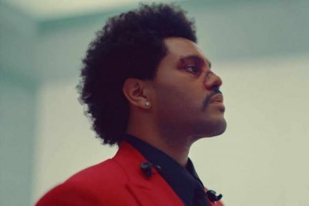 The Weeknd de terno vermelho - Metrópoles
