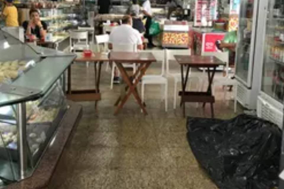 Morador de rua morre em padaria no Rio