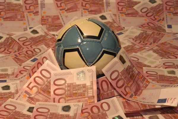 Bola de futebol e dinheiro