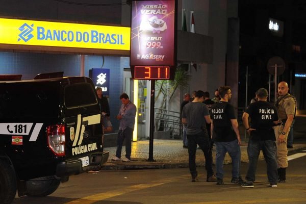 Madrugada de tensão e tiroteio na cidade de Criciúma, com assalto a dois bancos no centro da cidade e dissipou o medo na população. Explosivos usados para assalto