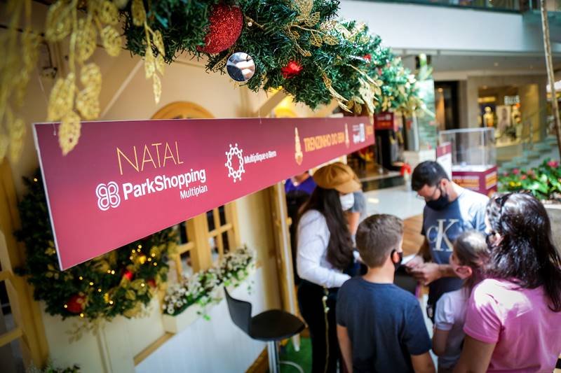 Decoração de Natal em loja e clientes comprando