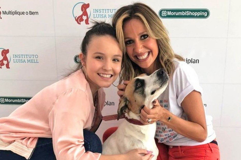 Larissa Manoela doa vira-lata que adotou com Luísa Mell