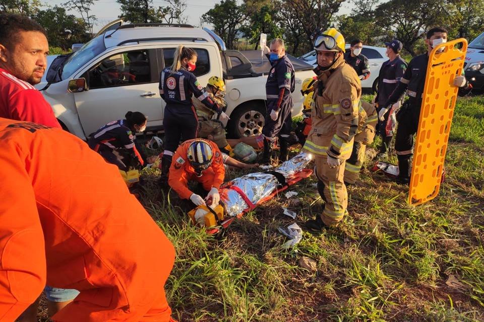 Bombeiros socorrendo vítima de acidente